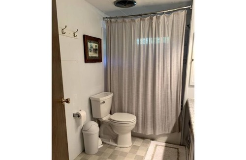 Tomahawk Cottage | Charming Cottage by Lake Nokomis