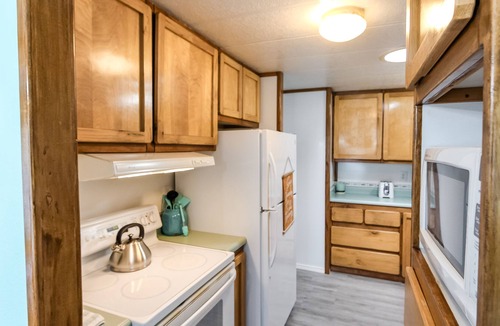 Harbor Cottage | Charming cottage by Port of Brookings with WiFi & washer/dryer - walk to beach