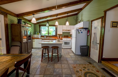 Midway House | Charming Cottage Conveniently Located In The Heart Of Horse And Bourbon Country