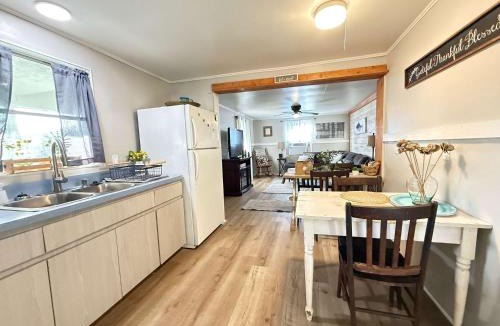 Crystal River House | Charming Cottage fenced backyard & boat parking