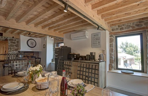 Champdieu Cottage | Charming Cottage for 6 with Garden and Spa in Champdieu