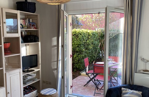 Port Guillaume Apartment | Charming Cottage Near Port Guillaume, 2 Bedrooms, Private Garden, Close to Beach