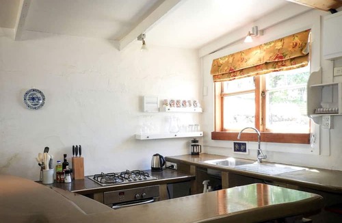 Lowburn Cottage | Charming Cottage Getaway with Breathtaking Views near Queenstown, South Island