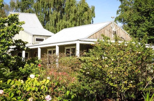 Lowburn Cottage | Charming Cottage Getaway with Breathtaking Views near Queenstown, South Island