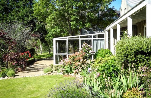 Lowburn Cottage | Charming Cottage Getaway with Breathtaking Views near Queenstown, South Island
