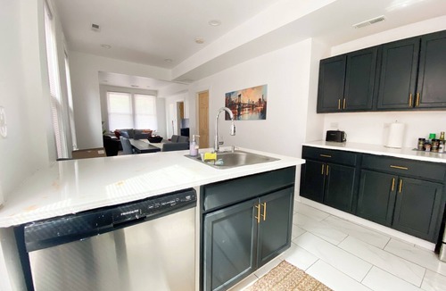 Tri-Taylor Apartment | Charming Cottage Home Near Little Italy & UIC