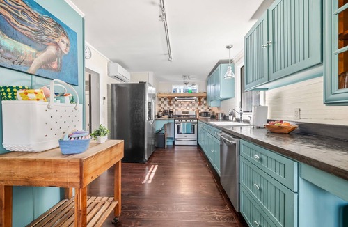 Lincolnville Cottage | Charming Cottage in St. Aug - Kids Room & Firepit