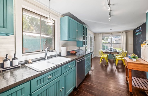 Lincolnville Cottage | Charming Cottage in St. Aug - Kids Room & Firepit