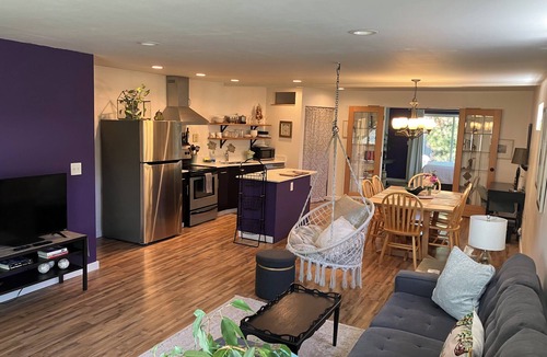 Bryn Mawr-Skyway Cottage | Charming cottage in scenic Seattle with AC, WiFi, and all the comforts of home.