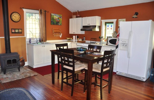 Yellow Point Cottage | Charming Cottage in the Country