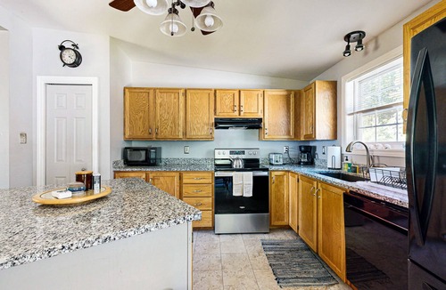 Five Islands House | Charming cottage near the beach with balcony, deck, grill, fireplace - dogs OK