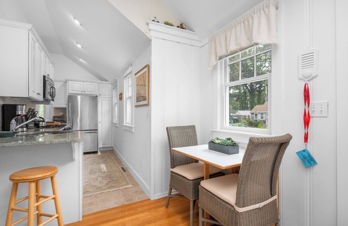 Osterville Cottage | Charming cottage near Osterville Village and Dowses beach RPMS094
