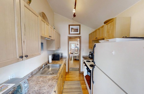 Mid-Coast and Islands Cottage | Charming cottage on Basin Cove just a short drive to the Dolphin Marina