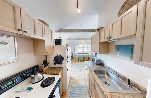 Mid-Coast and Islands Cottage | Charming cottage on Basin Cove just a short drive to the Dolphin Marina