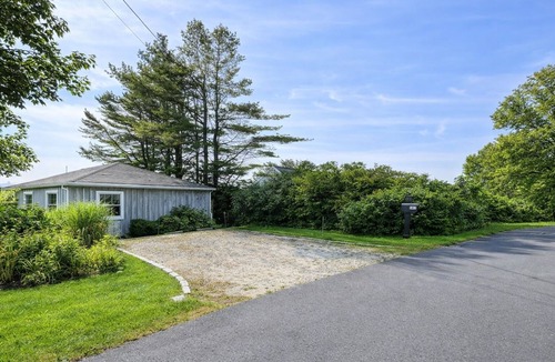 Mid-Coast and Islands Cottage | Charming cottage on Basin Cove just a short drive to the Dolphin Marina
