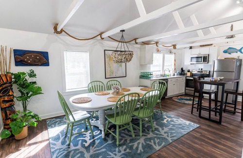 Bayshore Cottage | Charming Cottage! Open space with coastal theme. Centrally located.