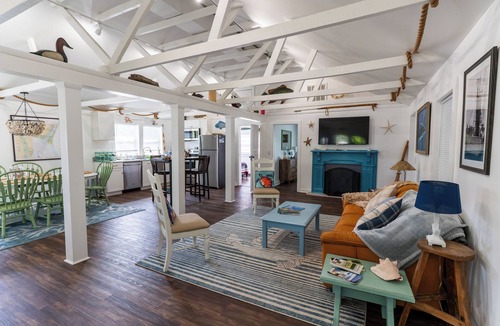 Bayshore Cottage | Charming Cottage! Open space with coastal theme. Centrally located.