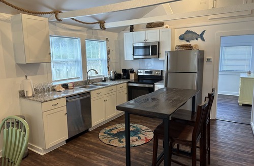 Bayshore Cottage | Charming Cottage! Open space with coastal theme. Centrally located.