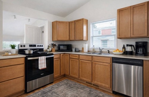 Englewood Cottage | Charming Cottage - Prime Location - Garage - 1BD