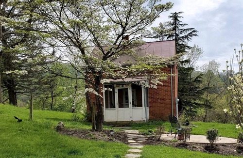 Front Royal Cottage | Charming Cottage Rental next to Appalachian Trail in Front Royal, Virginia