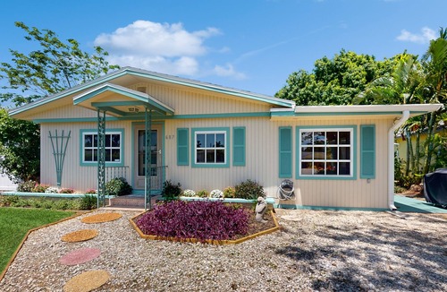 Naples Park Cottage | Charming Cottage Steps from Beach - Dog-Friendly with Bikes & Beach Gear