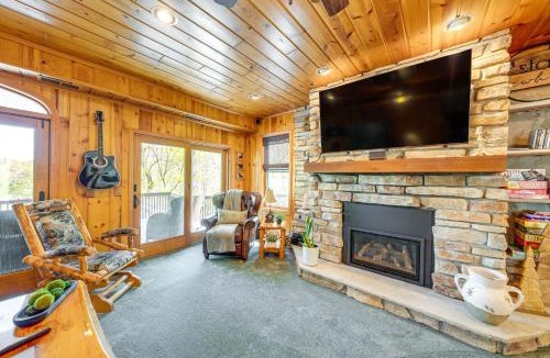 Elkhorn House | Charming Cottage: Steps to Lake Wandawega!