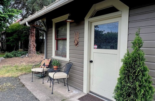 Roseburg Cottage | Charming cottage studio in serene environment perfect for a relaxing getaway