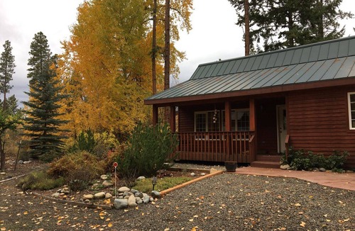 Cle Elum Cabin | Charming Cottage & Treehouse in lovely Cle Elum