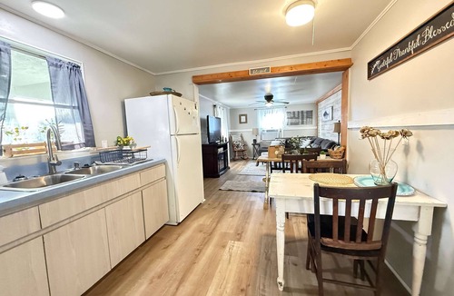 Crystal River Cottage | Charming Cottage, fenced backyard & boat parking