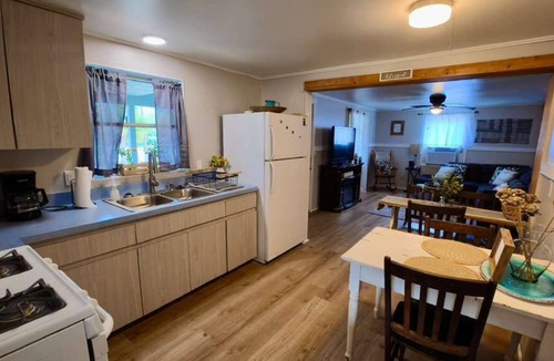 Crystal River Cottage | Charming Cottage, fenced backyard & boat parking