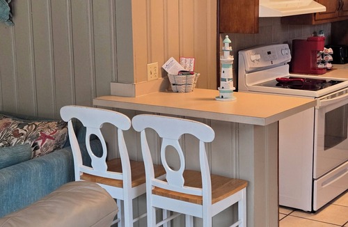 Garden City Cottage | Charming cottage pet friendly in Murrells Inlet only 1/2 mile from beach!