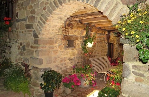 Chirassimont Cottage | Charming cottage with wood stove, pets allowed