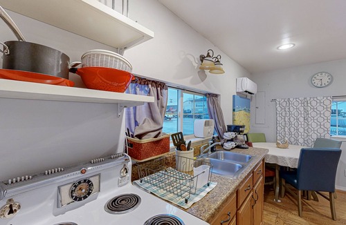Polson House | Charming cottage, walking distance to Flathead Lake with WiFi, washer/dryer