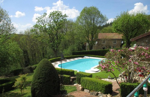 Arfeuilles Cottage | Charming cottage with shared pool