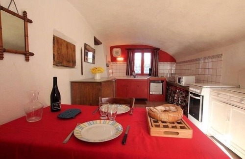 Jullianges Cottage | Charming Cottage with Garden, Fireplace, and Close to Festivals in Jullianges