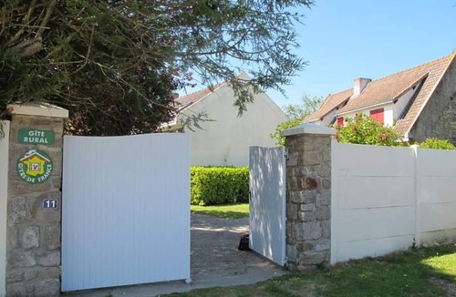Saint-Molf Cottage | Charming Cottage with Fireplace, Mezzanine, and Garden near Guérande