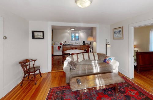 Oak Bluffs Cottage | Charming cottage with full kitchen, golf nearby, & washer/dryer