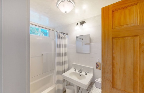Oak Bluffs Cottage | Charming cottage with full kitchen, golf nearby, & washer/dryer