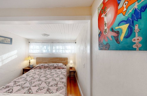 Oak Bluffs Cottage | Charming cottage with full kitchen, golf nearby, & washer/dryer