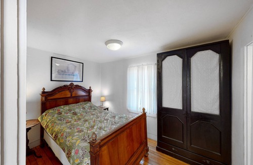 Oak Bluffs Cottage | Charming cottage with full kitchen, golf nearby, & washer/dryer