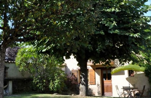 Maringes Cottage | Charming cottage with fireplace and enclosed garden near Chazelles-sur-Lyon