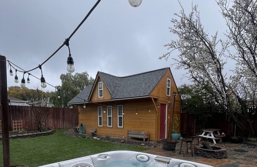 North and East Cottage | Charming Cottage with Hot Tub and Yard