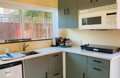 North and East Cottage | Charming Cottage with Hot Tub and Yard