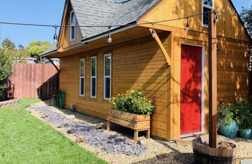 North and East Cottage | Charming Cottage with Hot Tub and Yard