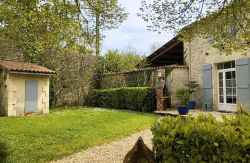 Jauldes Cottage | Charming Cottage with Wi-Fi, Baby Gear, and Terrace near Owners' Home