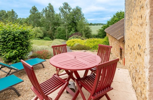 Asnieres sur Vegre Cottage | Charming Countryside Cottage with River Views, Near Historic Manor House