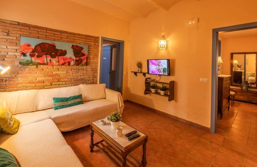 Pujals dels Cavallers Cottage | Charming country house in the countryside with large garden and pool
