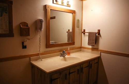 Derby Cabin | Charming, country escape cabin: Pioneer Cabin