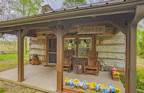 Derby Cabin | Charming, country escape cabin: Pioneer Cabin