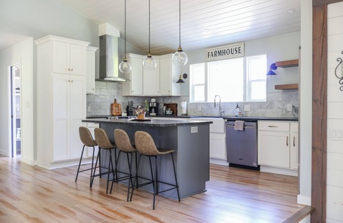 Fairview House | Charming Country Get-away! Pet Friendly